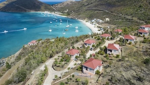 Eine Küstenlandschaft mit Häusern, einem Strand und Booten.