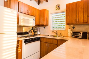 Villa, 2 habitaciones, vistas al mar (Hillside) | Cocina privada | Frigorífico, microondas, placa de cocina y cafetera o tetera