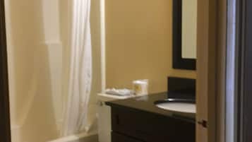 Bañera con ducha, artículos de tocador gratuitos, secador de pelo