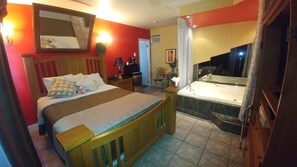 Habitació prèmium, 1 llit de matrimoni, no fumadors, banyera d'hidromassatge | Escriptori, habitacions insonoritzades i planxa i posts de planxar 