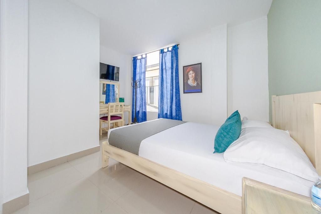 Ropa de cama hipoalergénica y espacio para trabajar con laptop 