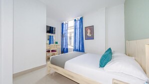 A bedroom with a bed, a desk, and a chair. - Ayenda Ana Carolina (Manizales)
