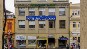 A building with a sign for Hotel Ana Carolina. - Ayenda Ana Carolina (Manizales)