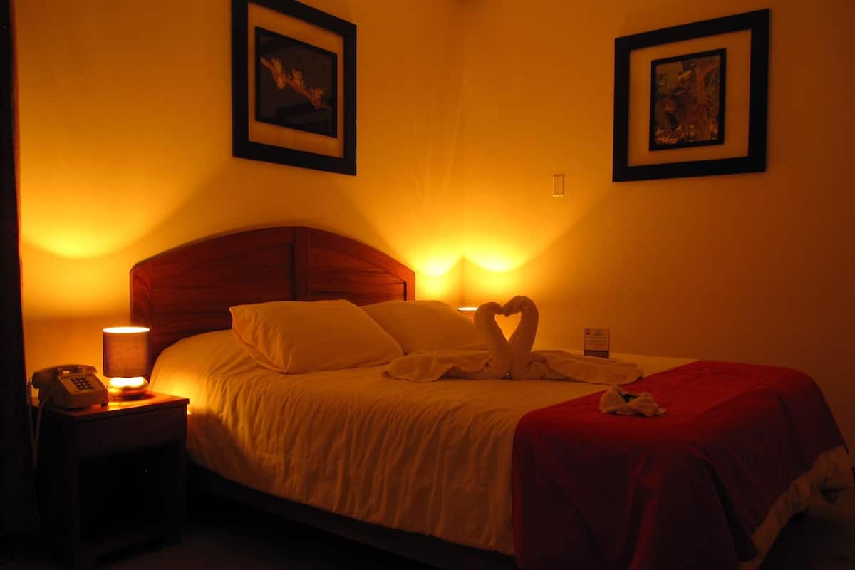 Superior Queen | Premium bedding, in-room safe, iron/ironing board, free WiFi