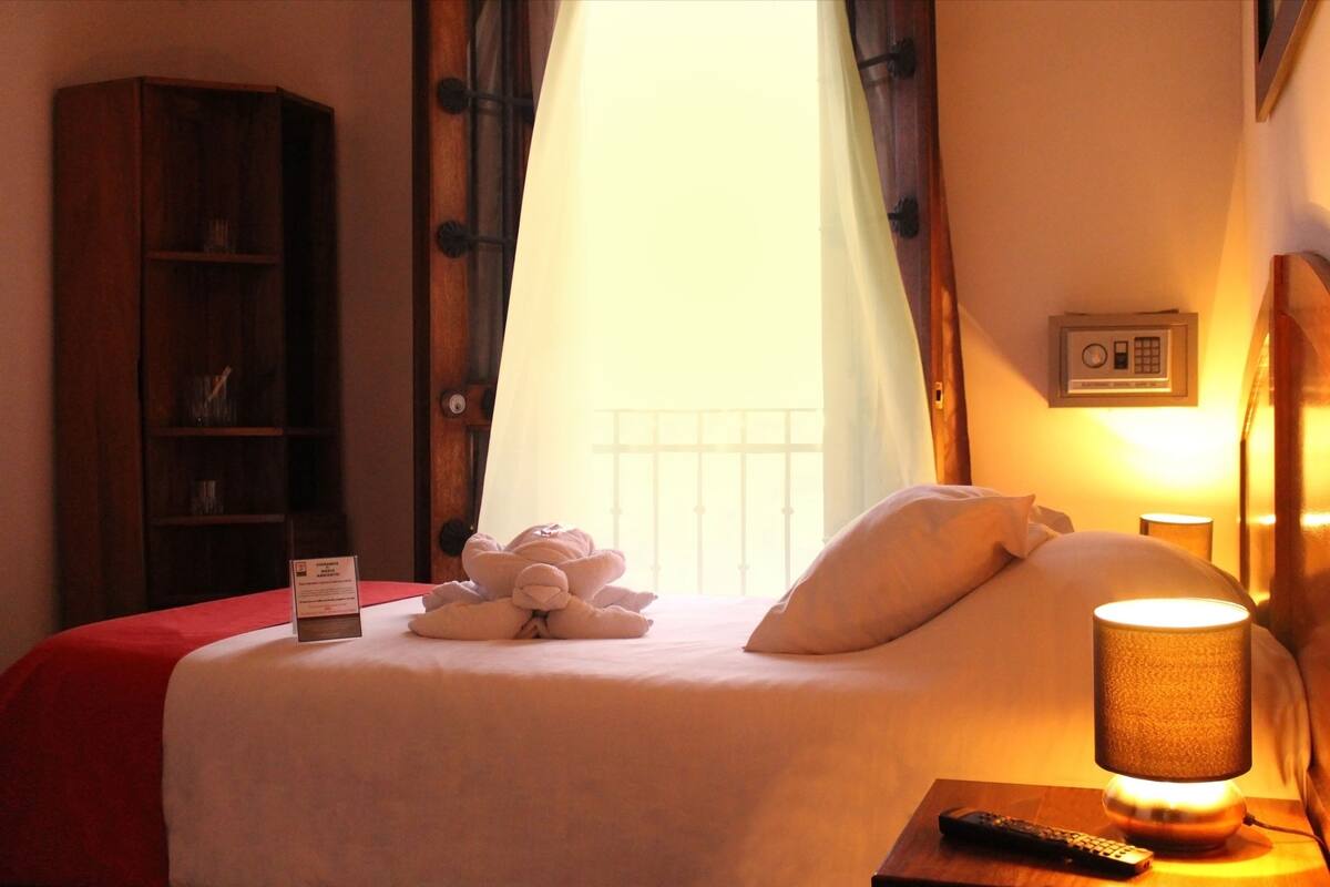 Premium bedding, in-room safe, iron/ironing board, free WiFi