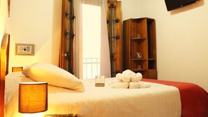 Superior Balcony Queen | Premium bedding, in-room safe, iron/ironing board, free WiFi - Boutique Hotel Calle 20 (San José)