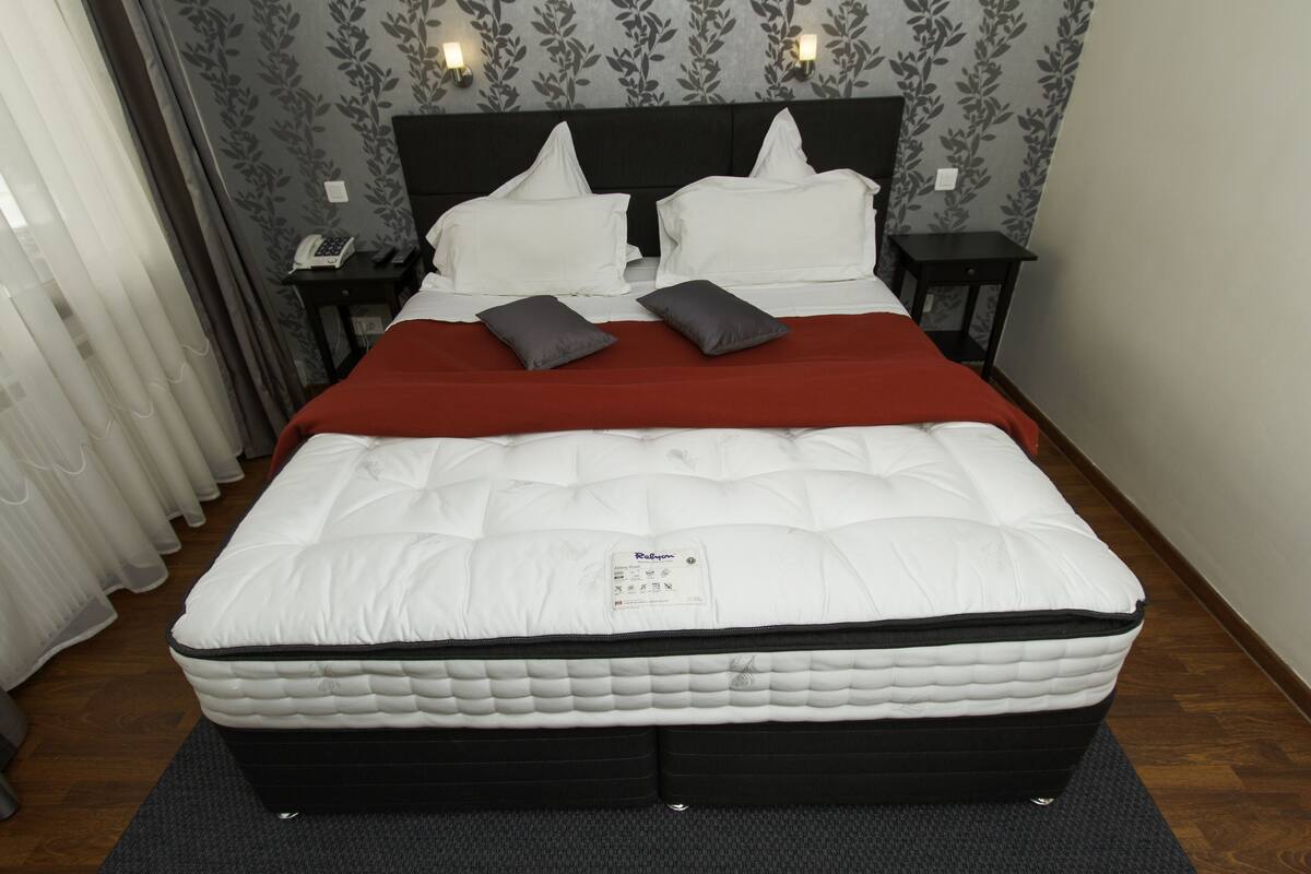 Premium bedding, in-room safe, rollaway beds, free WiFi