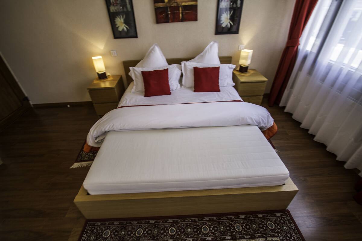 Ropa de cama de alta calidad y caja de seguridad en la habitación 
