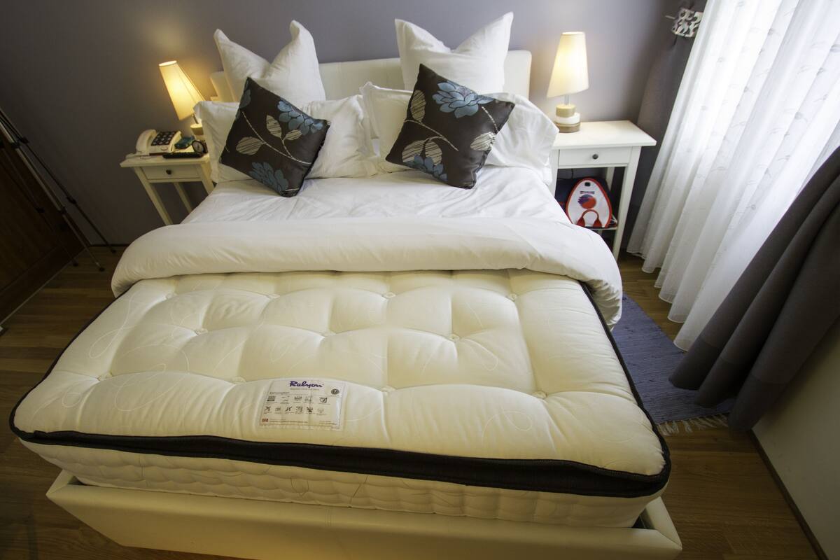 Premium bedding, in-room safe, rollaway beds, free WiFi