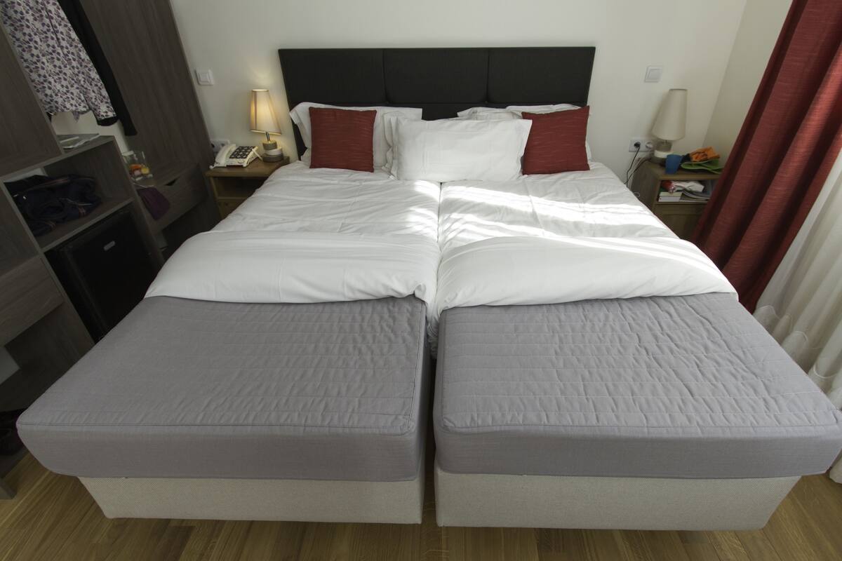 Ropa de cama de alta calidad y caja de seguridad en la habitación 