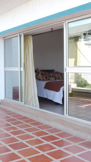 Suite – junior, balkong | Safe på rommet og wi-fi (inkludert)