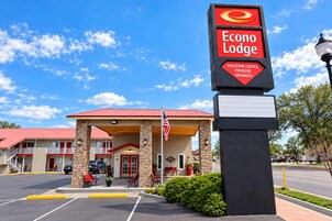 Letrero de hotel con la inscripción 'Econo Lodge' y 'Bienvenidos, socios Choice Privilege'.