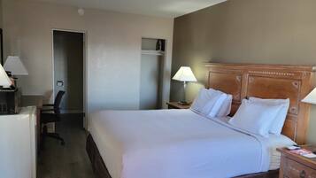 Tabla de planchar con plancha, wifi gratis y ropa de cama