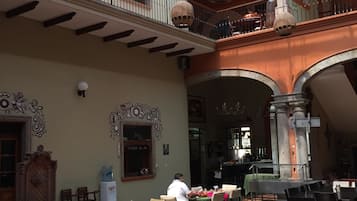 Desayuno a la carta (con cargo) los días de semana