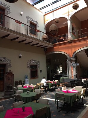 Déjeuner préparé sur commande servi en supplément en semaine