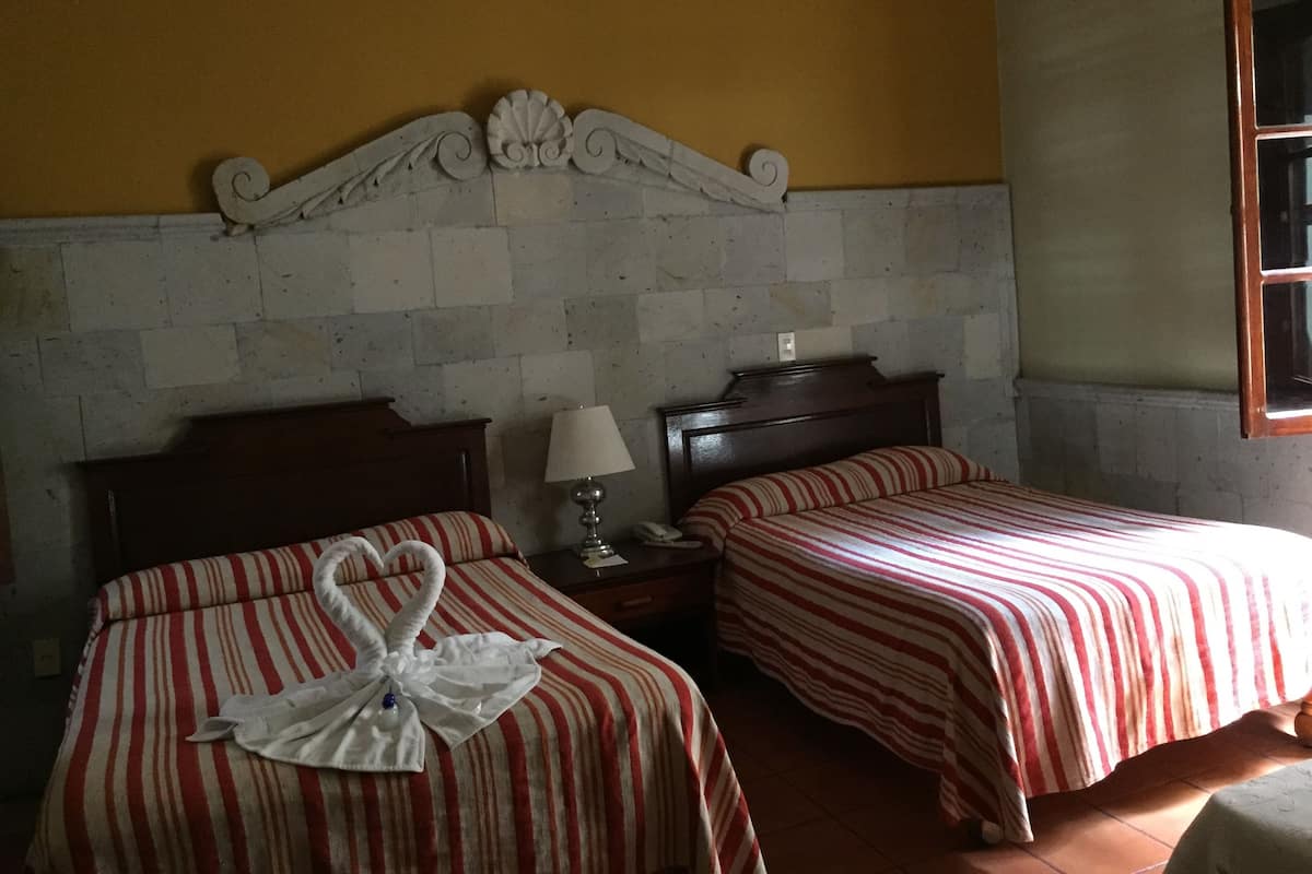 Habitación doble estándar | Tabla de planchar con plancha y ropa de cama