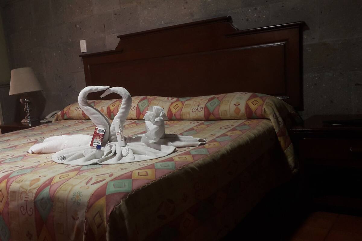 Habitación estándar, 1 cama King size | Tabla de planchar con plancha y ropa de cama