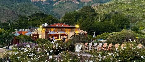 Breakfast, lunch, dinner served; Californian cuisine, sea views