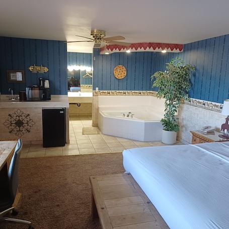 Suite, 1 King Bed, Non Smoking | Desk, free WiFi
