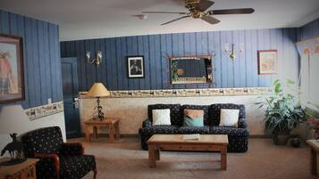 Suite de lujo, 1 cama King size, hidromasaje | Área de sala de estar | Televisión LCD, libros y estéreo