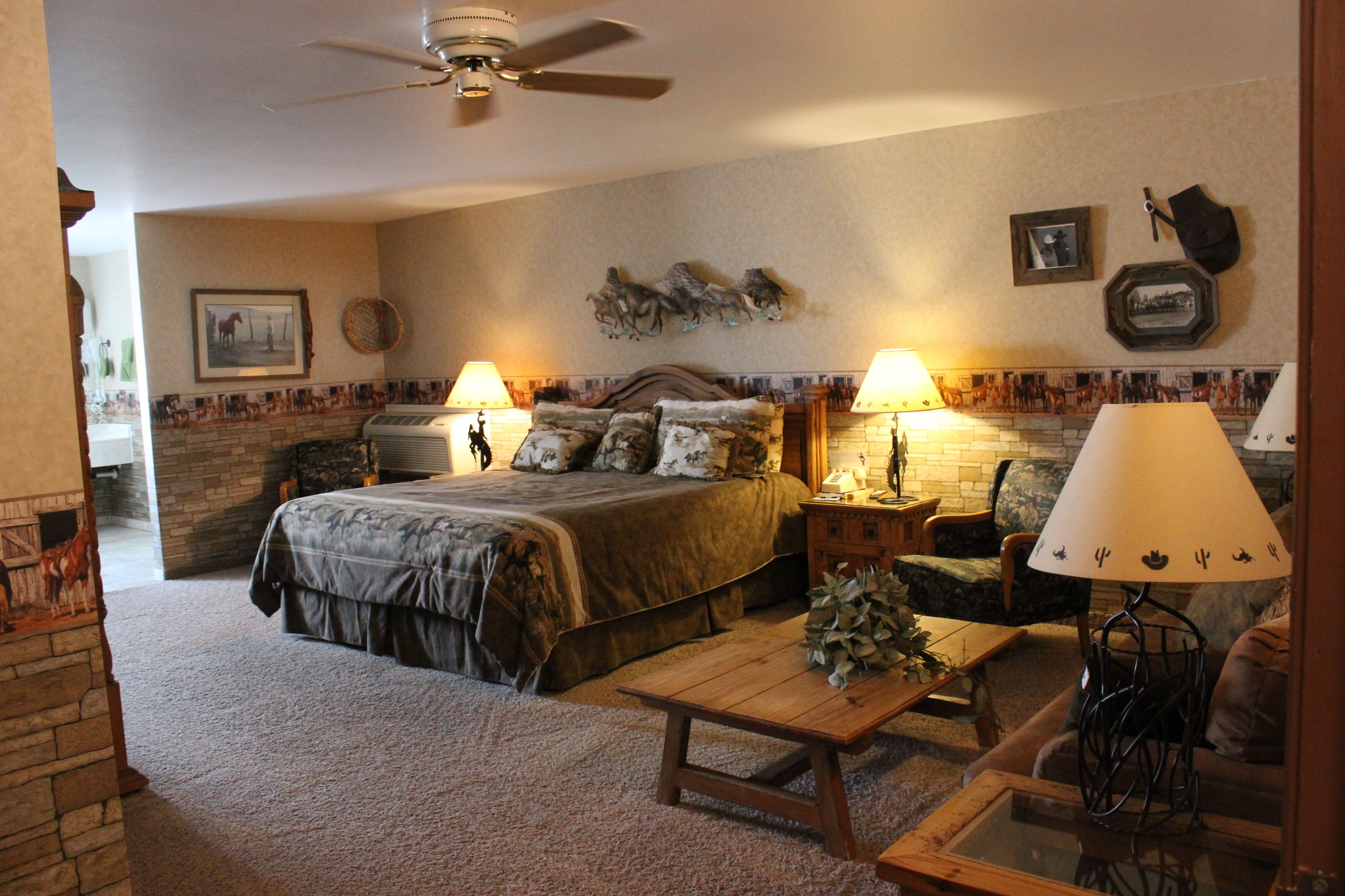 Suite de lujo, 1 cama King size, hidromasaje | Escritorio y wifi gratis 