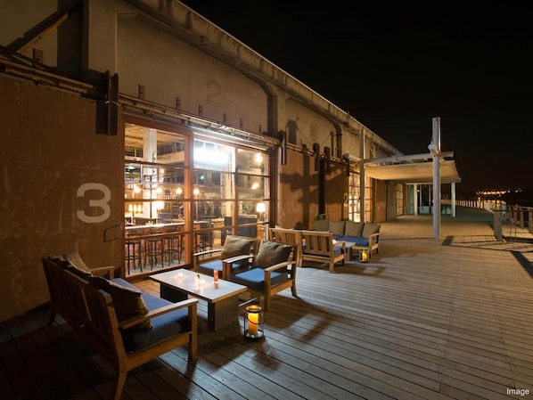 Melayani sarapan, makan siang, makan malam; sajian masakan Italia