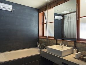 Standard-Zweibettzimmer, Nichtraucher | Badezimmer | Kostenlose Toilettenartikel, Haartrockner, Hausschuhe, Bidet