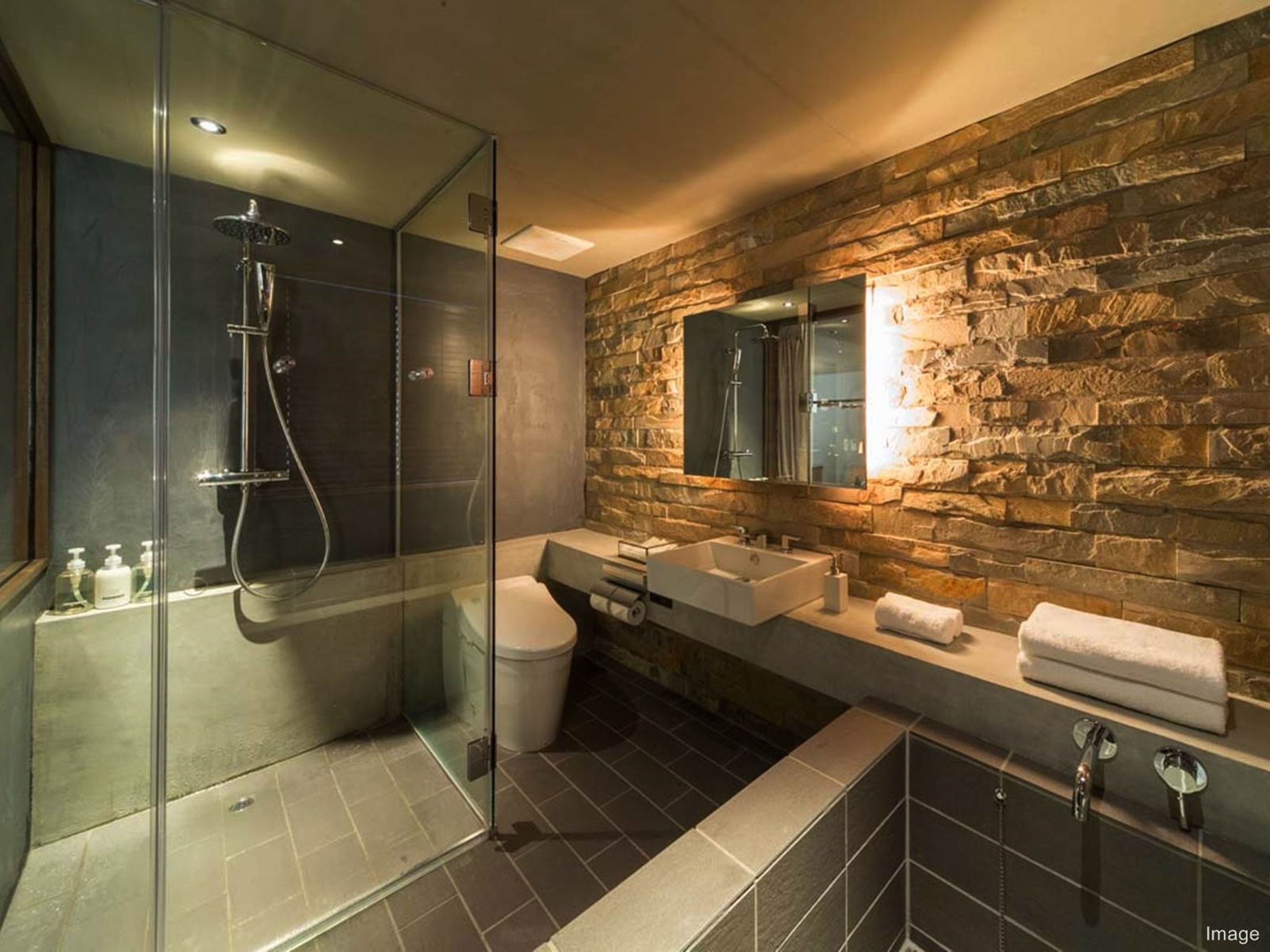 Deluxe-Zweibettzimmer, Nichtraucher | Badezimmer | Kostenlose Toilettenartikel, Haartrockner, Hausschuhe, Bidet