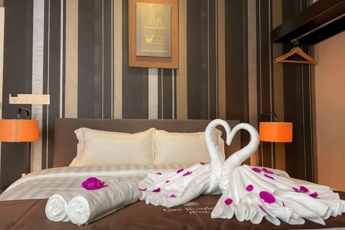 In-room safe, desk, free WiFi, bed sheets