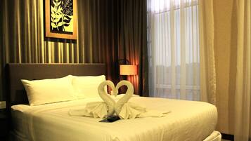 Deluxe Room, 1 Katil Ratu (Queen) | Peti besi dalam bilik, meja, Wi-fi percuma, cadar katil