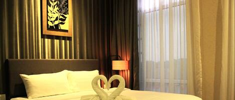 Phòng Deluxe, 1 giường cỡ queen | Két bảo mật tại phòng, bàn, truy cập Internet không dây miễn phí