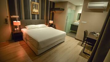 Premium Room, 1 Katil Raja (King) | Peti besi dalam bilik, meja, Wi-fi percuma, cadar katil