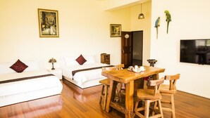 1 bedroom, pillowtop beds, desk, laptop workspace - Alps Garden B&B (Wujie)