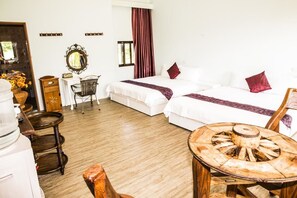 1 bedroom, pillowtop beds, desk, laptop workspace - Alps Garden B&B (Wujie)