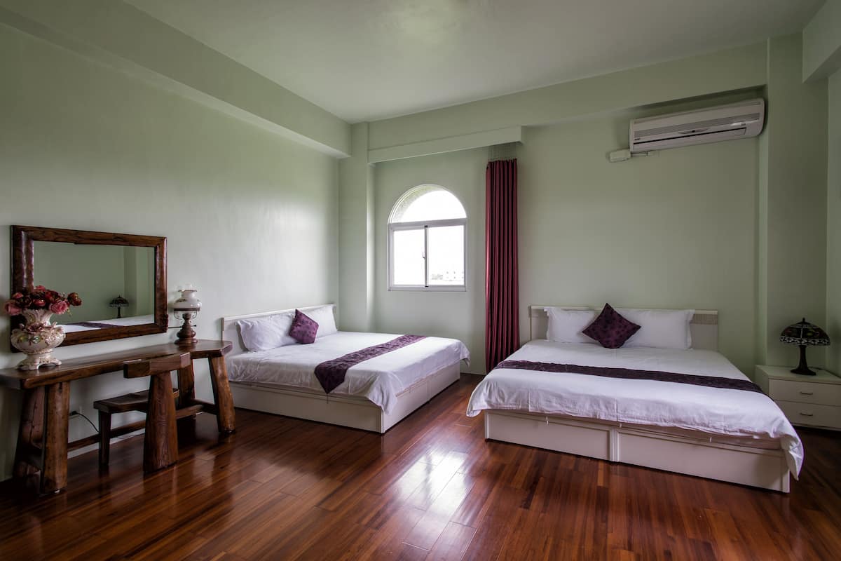 1 bedroom, pillowtop beds, desk, laptop workspace