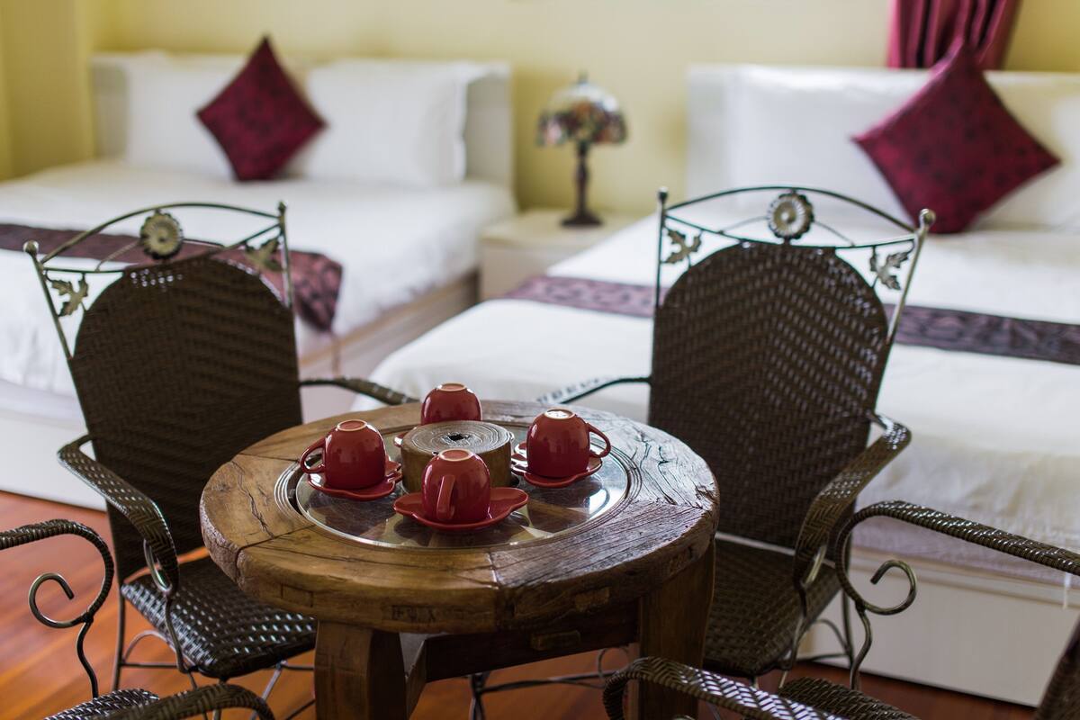 1 bedroom, pillowtop beds, desk, laptop workspace