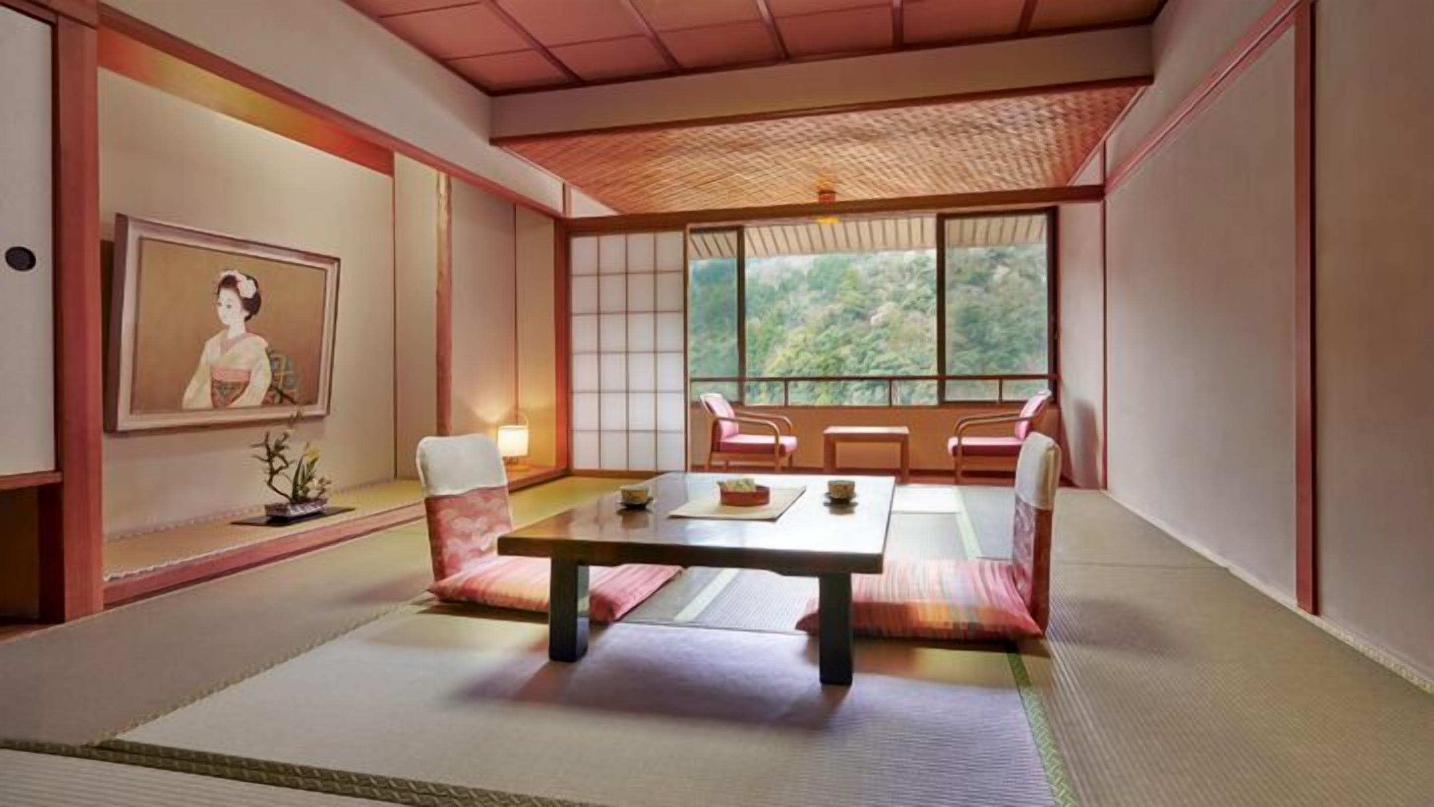 Une pièce de style japonais traditionnel, avec un sol recouvert de tatamis, une table basse et des portes coulissantes.