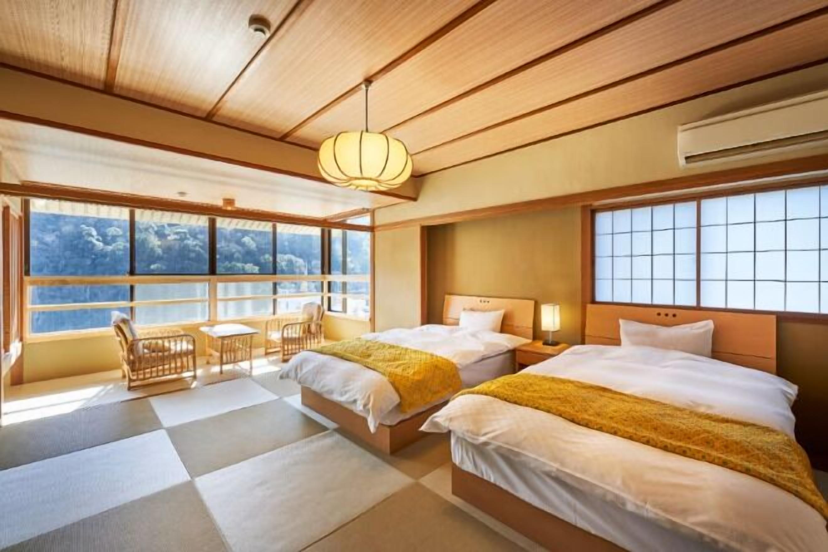 Caja fuerte, tabla de planchar con plancha, wifi gratis y ropa de cama