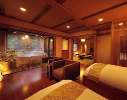 Caja de seguridad en la habitación y tabla de planchar con plancha 