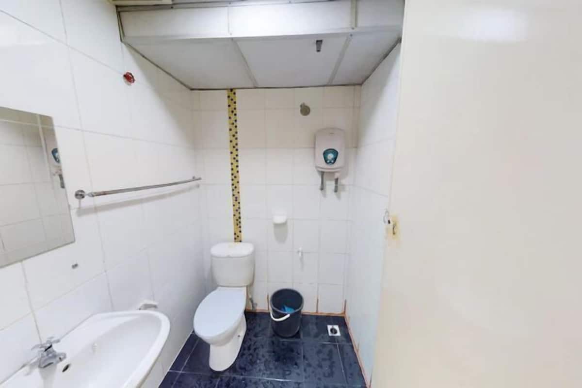 Een douche, gratis toiletartikelen, handdoeken