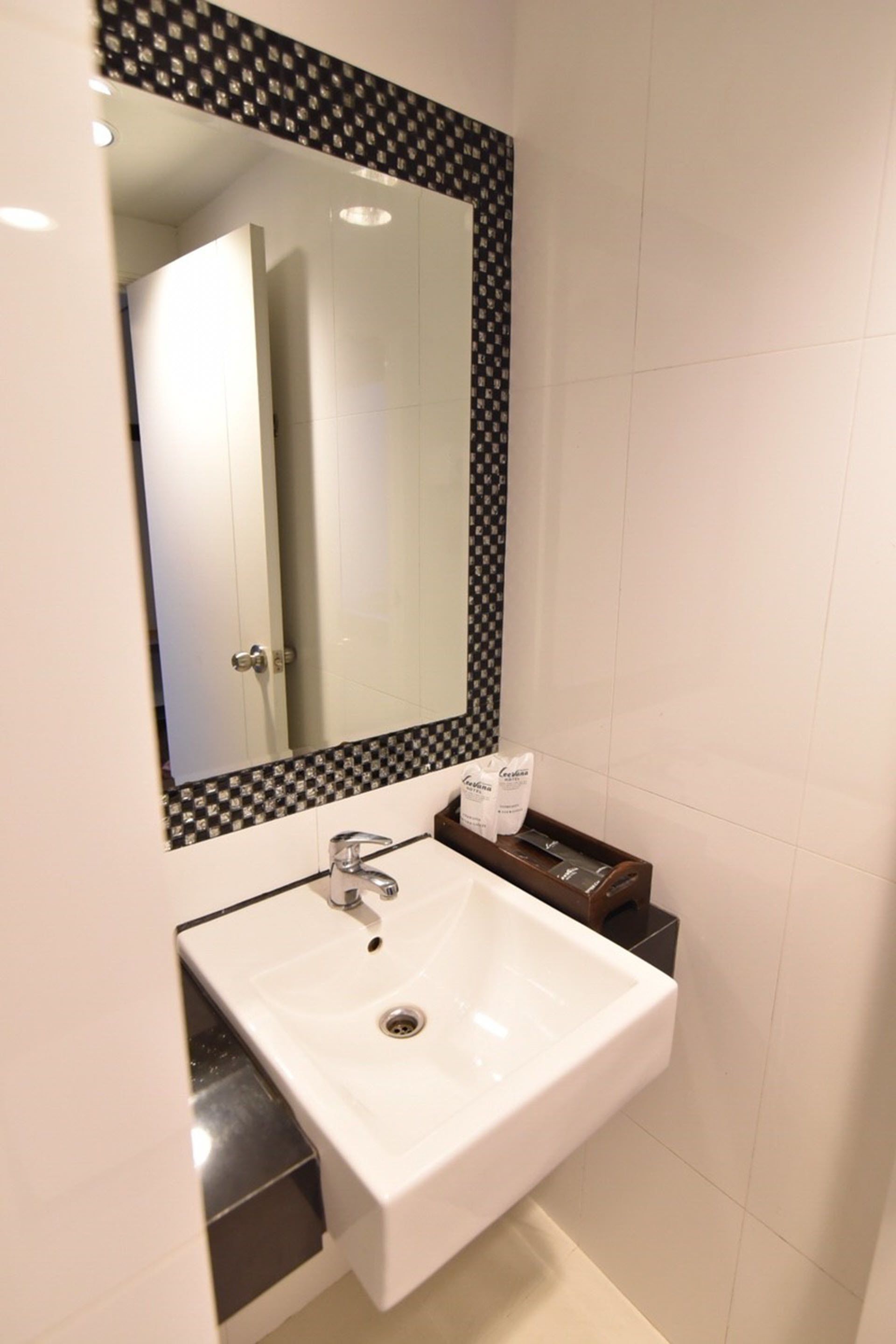 shower, free toiletries, towels