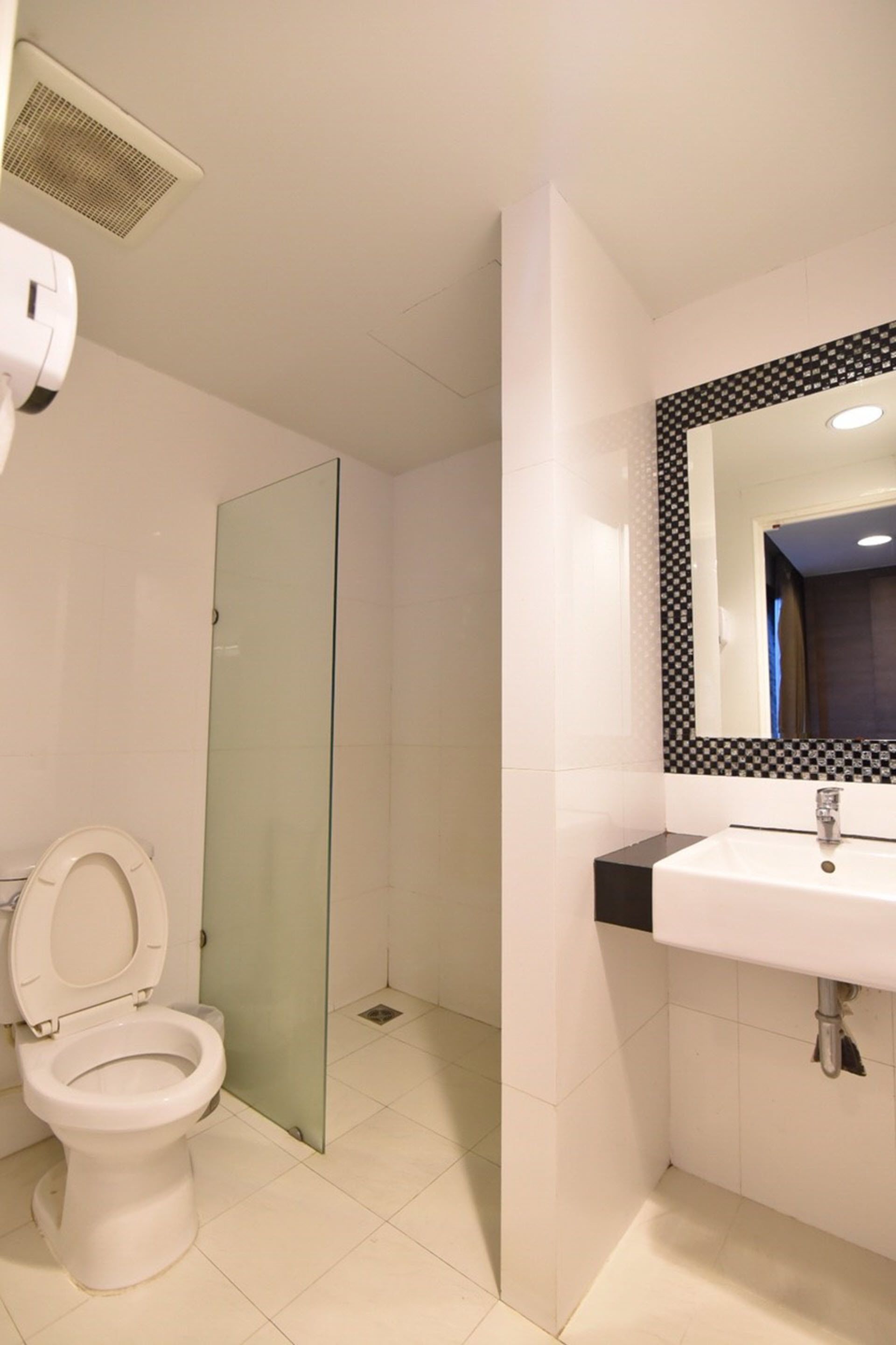 shower, free toiletries, towels