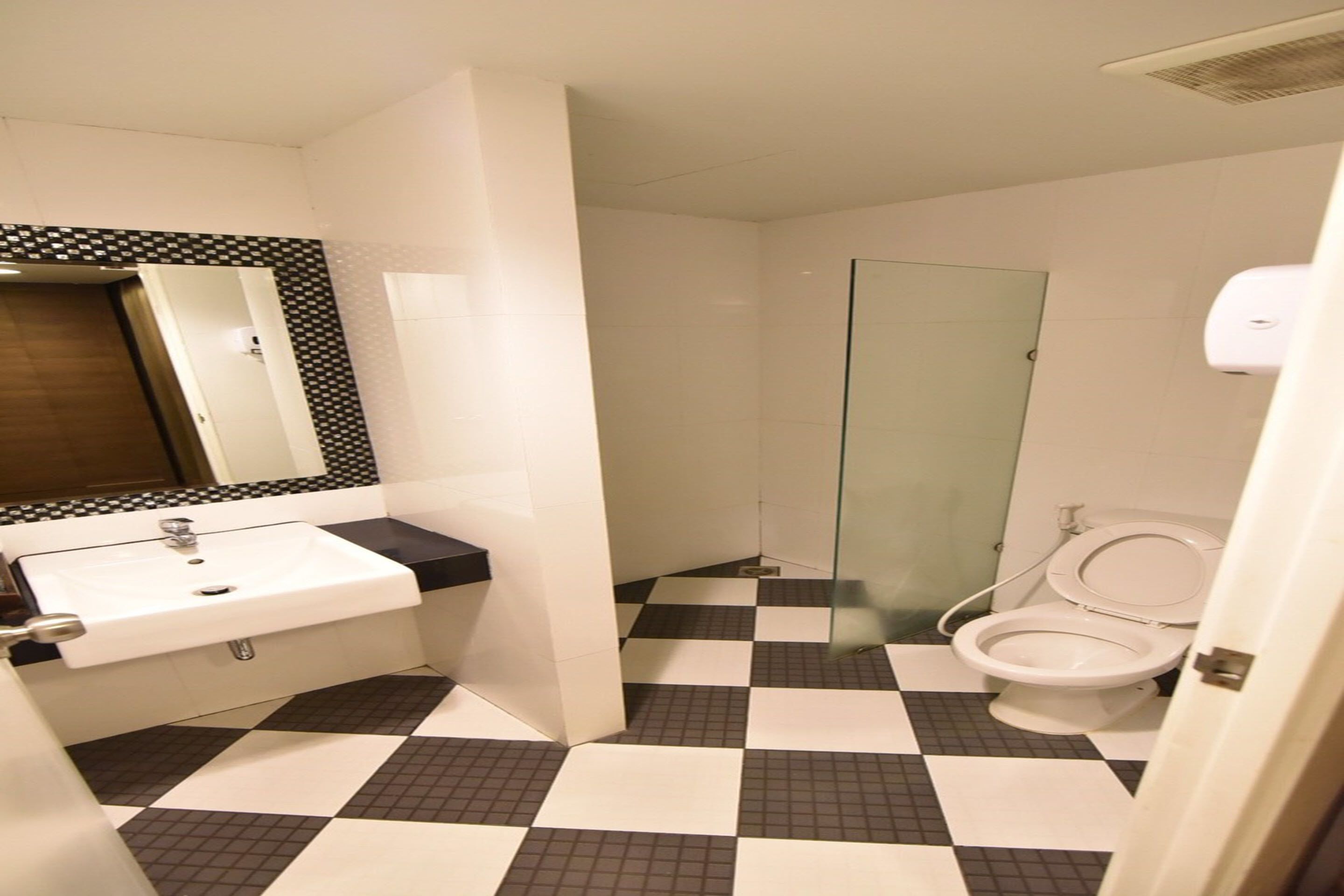 shower, free toiletries, towels