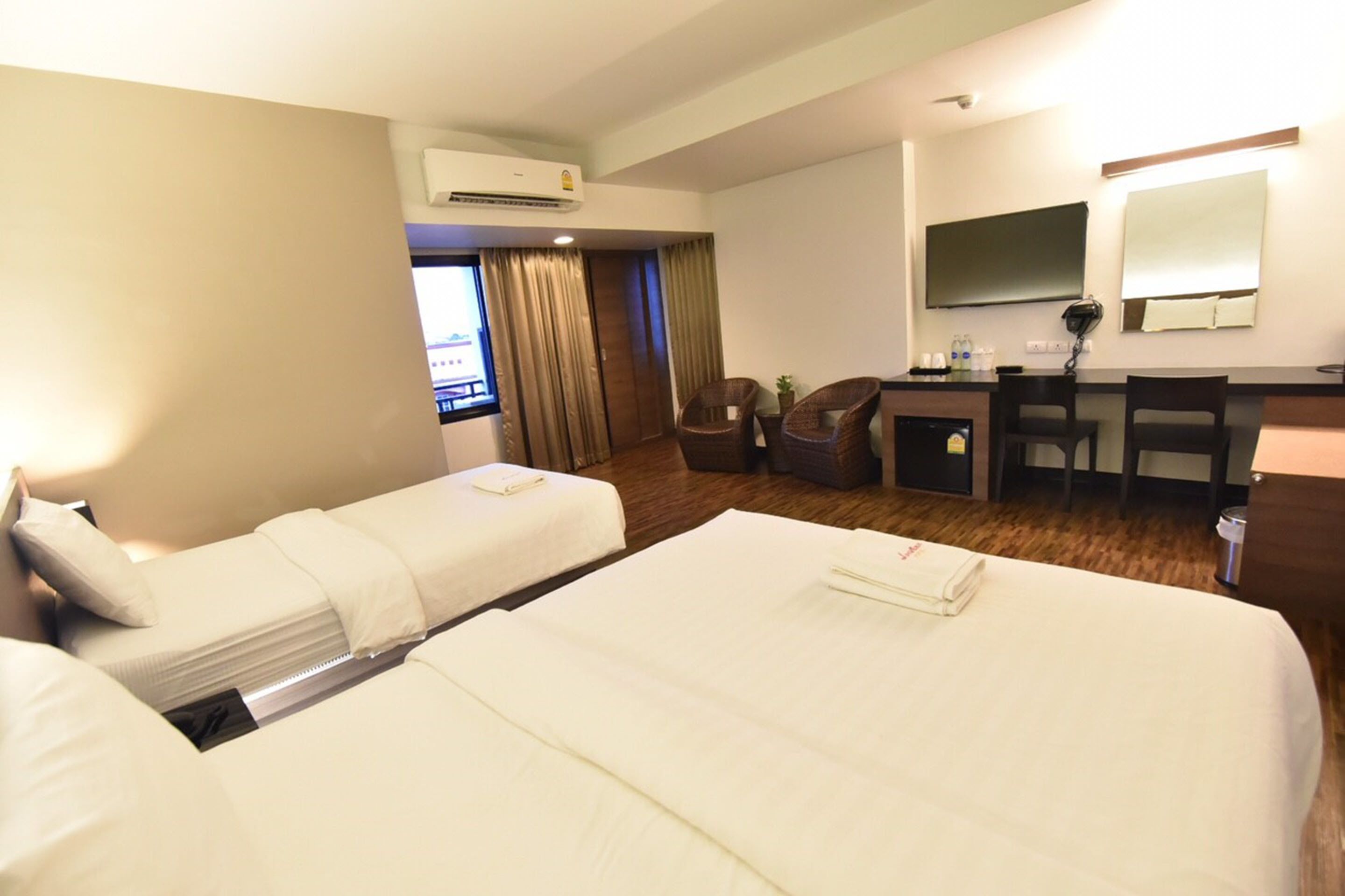 deluxe triple room | desk, free wifi