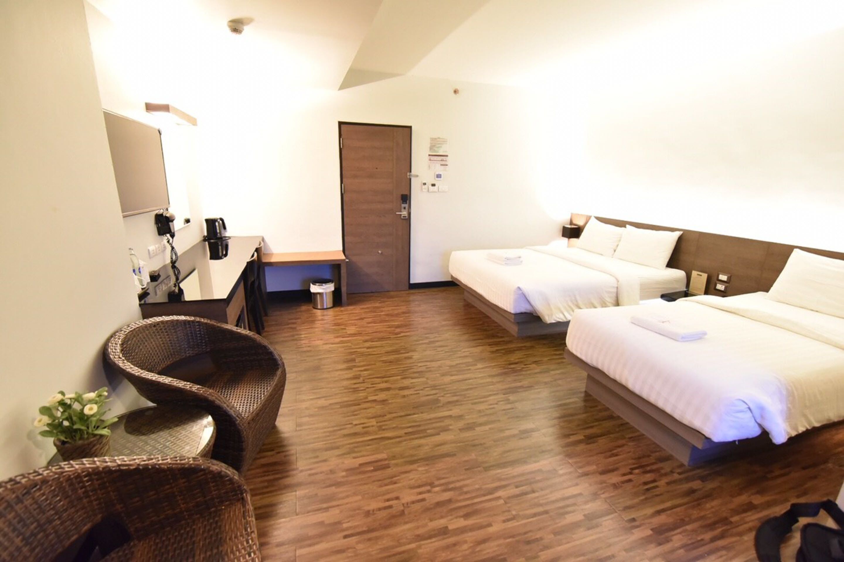deluxe triple room | desk, free wifi