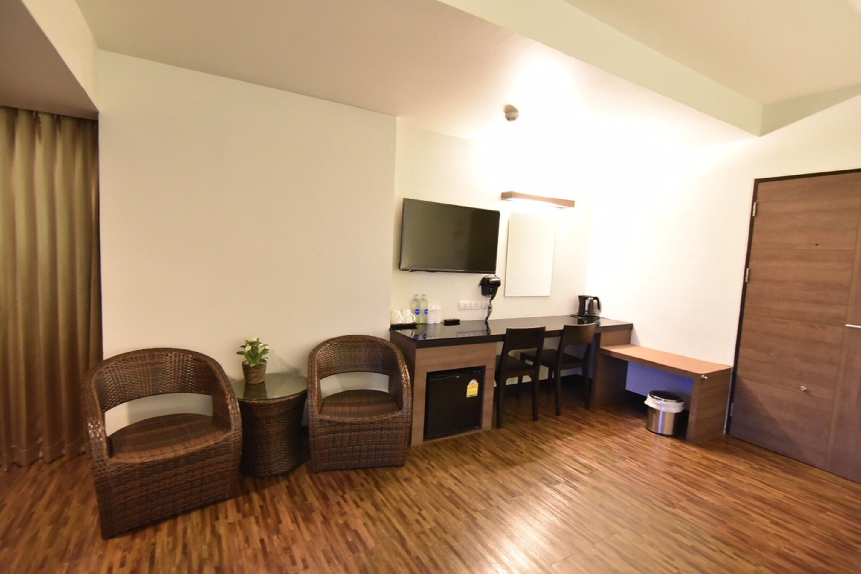 deluxe triple room | desk, free wifi