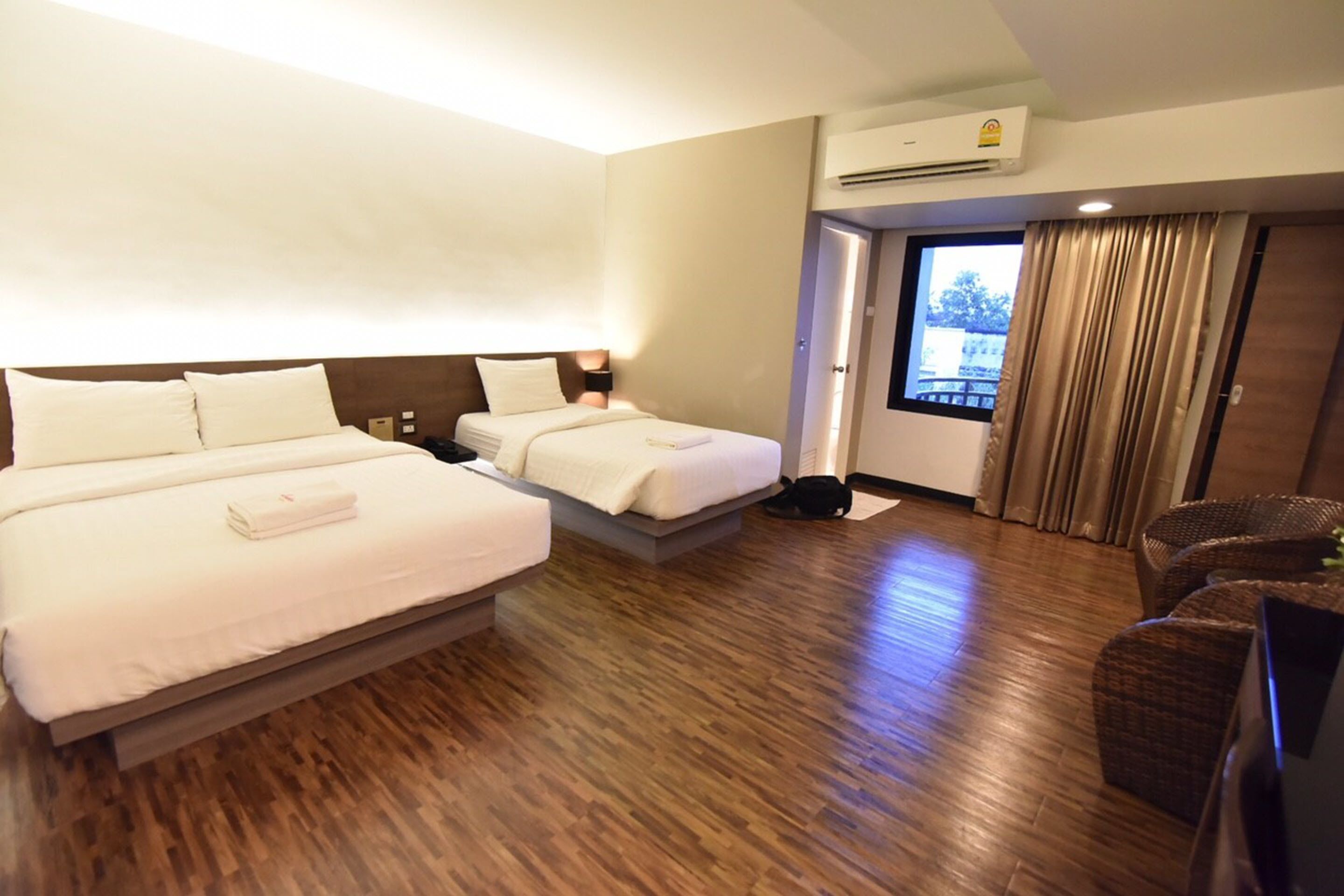 deluxe triple room | desk, free wifi