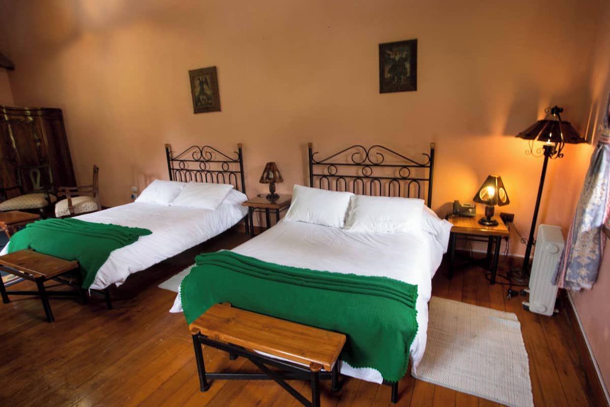 Chambre Standard avec lits jumeaux, 2 lits doubles | Coffres-forts dans les chambres, Wi-Fi gratuit