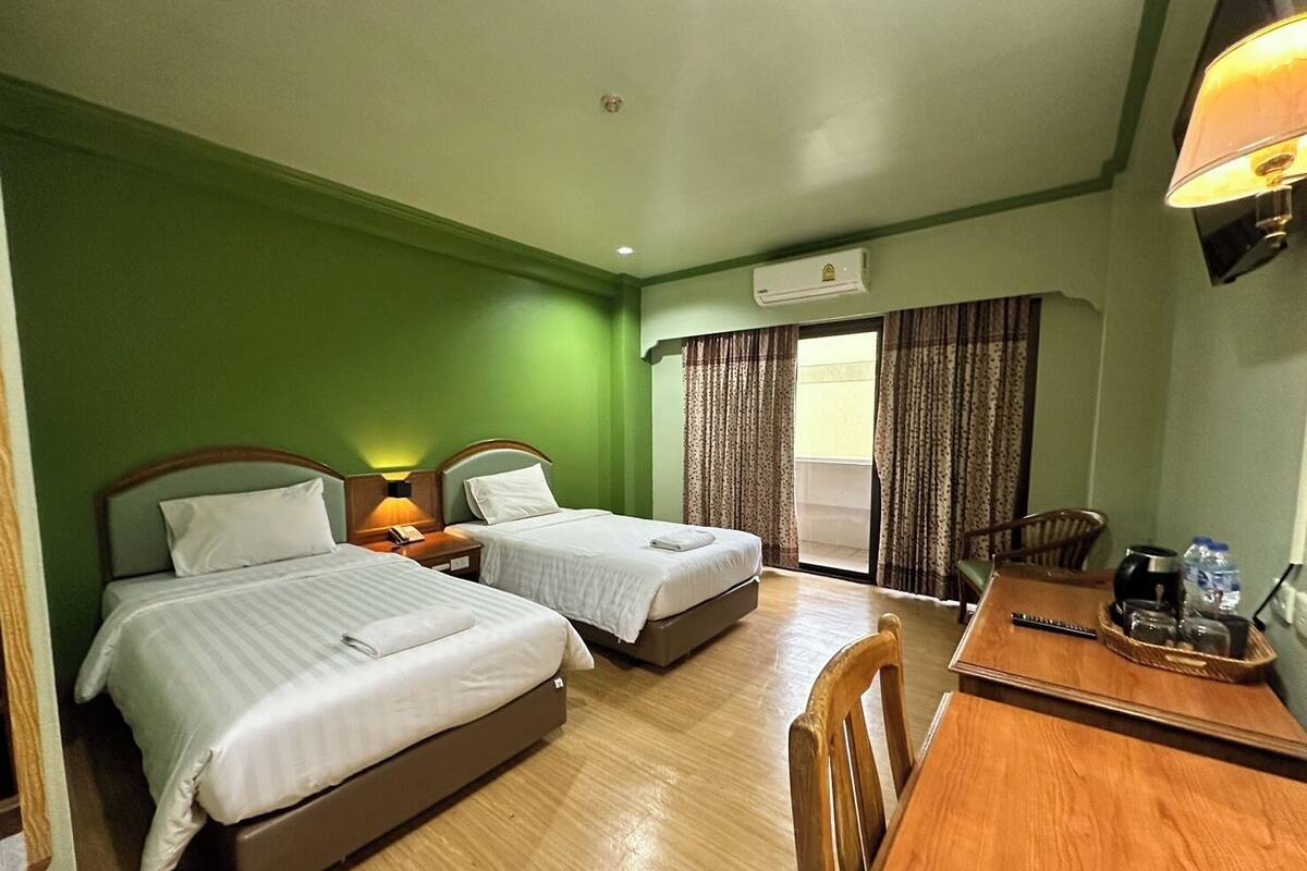 Deluxe Twin Room, 2 Twin Beds | Minibar, desk, free WiFi, bed sheets
