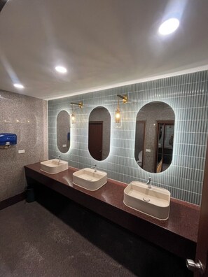 Combined shower/tub, free toiletries, hair dryer, towels